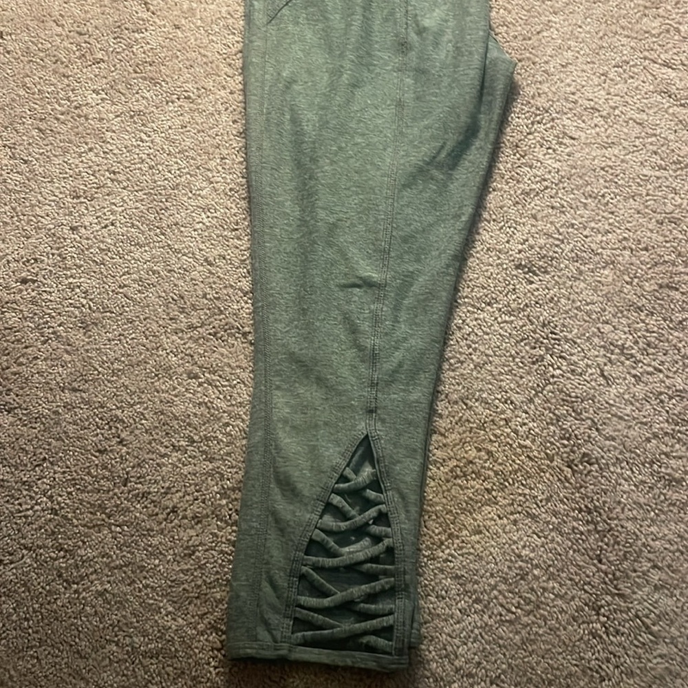 EUC Tek Gear Gray Cropped Leggings with Criss Cross Cutouts Size Medium